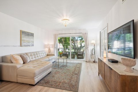 Condo in Pembroke Pines, Florida, 2 bedrooms  № 1932189 - photo 3