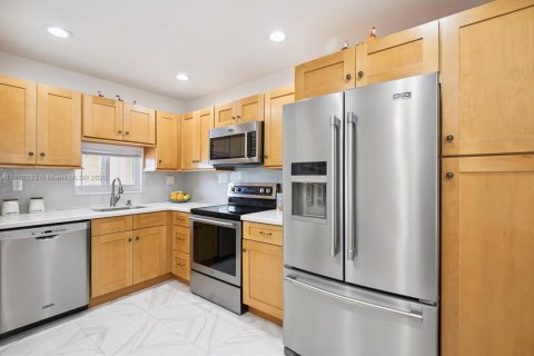 Condo in Pembroke Pines, Florida, 2 bedrooms  № 1932189 - photo 8