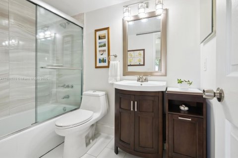 Condo in Pembroke Pines, Florida, 2 bedrooms  № 1932189 - photo 12