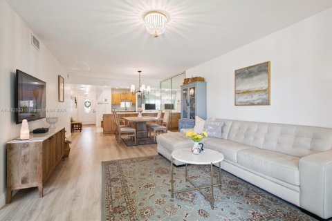 Condo in Pembroke Pines, Florida, 2 bedrooms  № 1932189 - photo 5