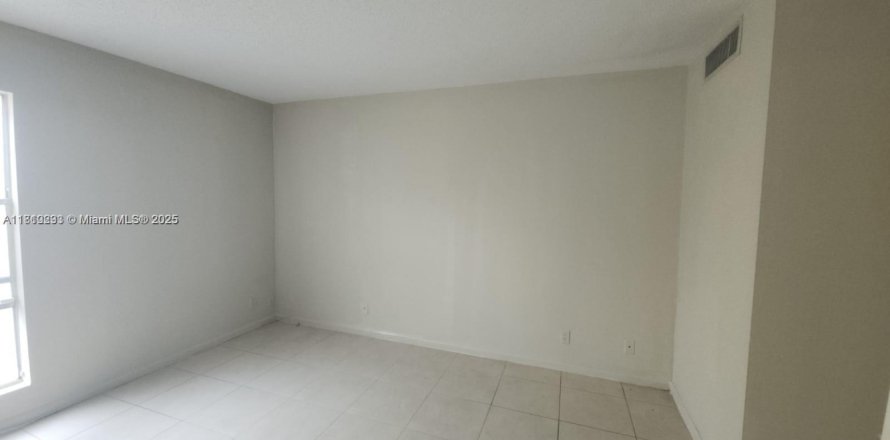 Condominio en West Palm Beach, Florida, 1 dormitorio  № 2035334