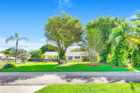 Villa ou maison à vendre à Palmetto Bay, Floride: 4 chambres, 148.83 m2 № 2035459 - photo 1