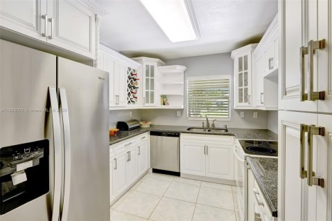 Villa ou maison à vendre à Palmetto Bay, Floride: 4 chambres, 148.83 m2 № 2035459 - photo 9