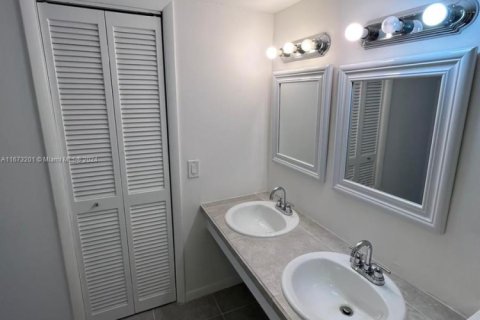 Copropriété à vendre à North Miami Beach, Floride: 2 chambres, 110.55 m2 № 1860159 - photo 13