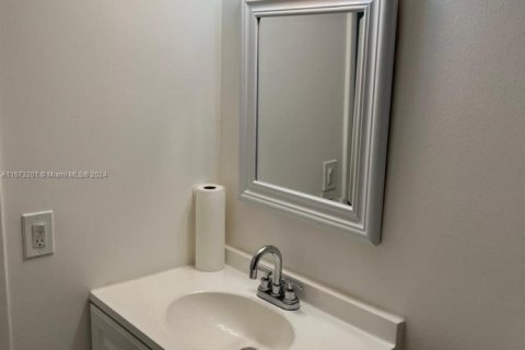 Copropriété à vendre à North Miami Beach, Floride: 2 chambres, 110.55 m2 № 1860159 - photo 11