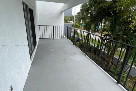 Copropriété à vendre à North Miami Beach, Floride: 2 chambres, 110.55 m2 № 1860159 - photo 2