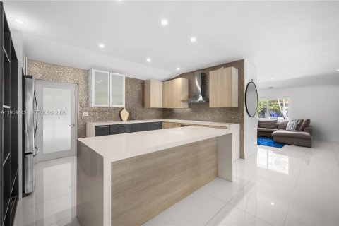 House in Miami, Florida 2 bedrooms, 277.59 sq.m. № 2020096 - photo 24