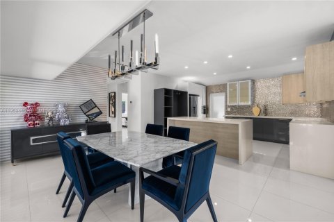 House in Miami, Florida 2 bedrooms, 277.59 sq.m. № 2020096 - photo 20