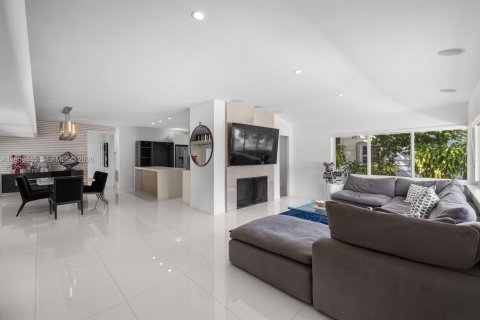 House in Miami, Florida 2 bedrooms, 277.59 sq.m. № 2020096 - photo 18