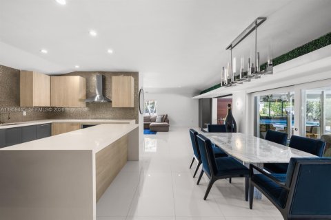 House in Miami, Florida 2 bedrooms, 277.59 sq.m. № 2020096 - photo 25