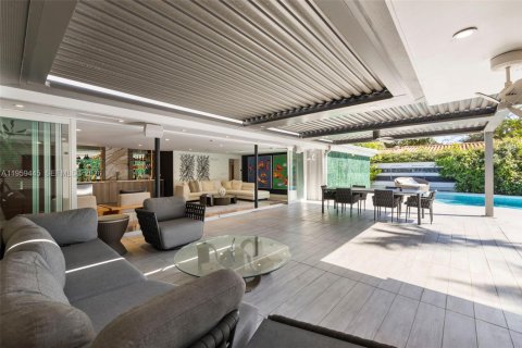 House in Miami, Florida 2 bedrooms, 277.59 sq.m. № 2020096 - photo 11