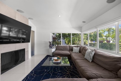 House in Miami, Florida 2 bedrooms, 277.59 sq.m. № 2020096 - photo 17