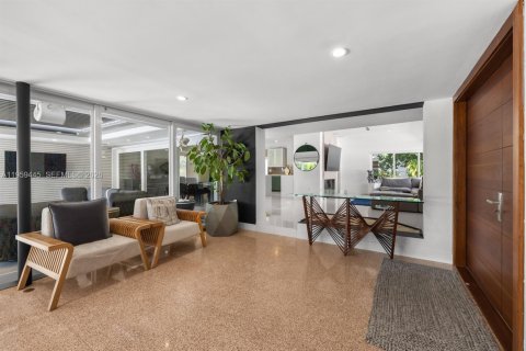 House in Miami, Florida 2 bedrooms, 277.59 sq.m. № 2020096 - photo 16