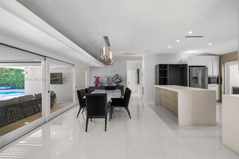 House in Miami, Florida 2 bedrooms, 277.59 sq.m. № 2020096 - photo 19