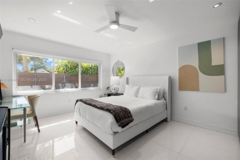 House in Miami, Florida 2 bedrooms, 277.59 sq.m. № 2020096 - photo 30