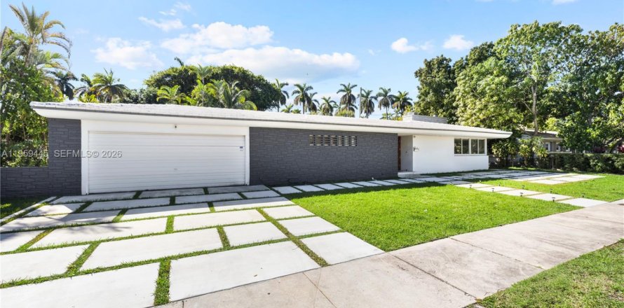 House in Miami, Florida 2 bedrooms, 277.59 sq.m. № 2020096