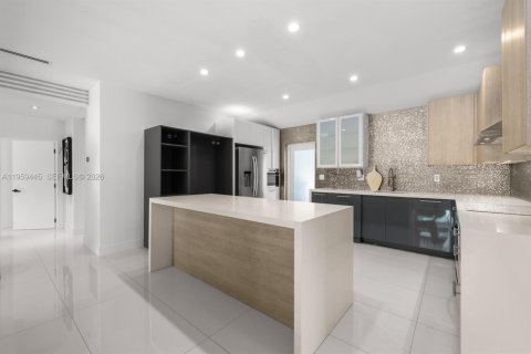 House in Miami, Florida 2 bedrooms, 277.59 sq.m. № 2020096 - photo 21