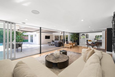 House in Miami, Florida 2 bedrooms, 277.59 sq.m. № 2020096 - photo 13