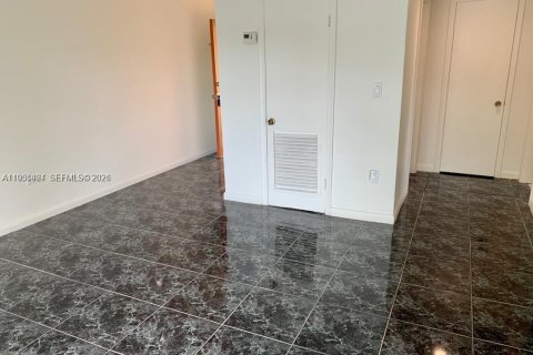 Condo in North Miami Beach, Florida, 1 bedroom  № 2009394 - photo 4