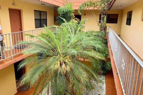 Condo in North Miami Beach, Florida, 1 bedroom  № 2009394 - photo 14