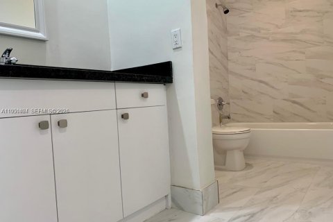 Condo in North Miami Beach, Florida, 1 bedroom  № 2009394 - photo 5