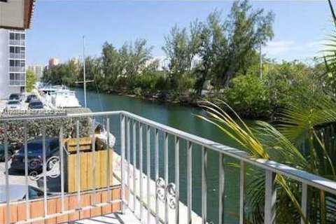 Condo in North Miami Beach, Florida, 1 bedroom  № 2009394 - photo 11