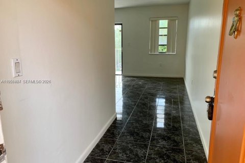Condo in North Miami Beach, Florida, 1 bedroom  № 2009394 - photo 2