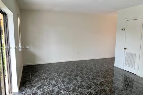 Condo in North Miami Beach, Florida, 1 bedroom  № 2009394 - photo 3