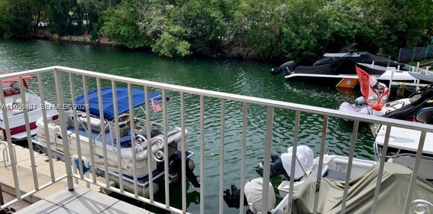 Condo in North Miami Beach, Florida, 1 bedroom  № 2009394