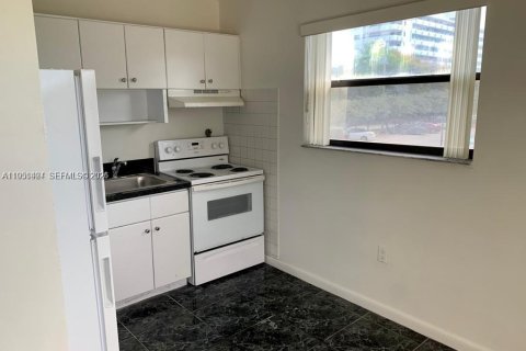Condo in North Miami Beach, Florida, 1 bedroom  № 2009394 - photo 9