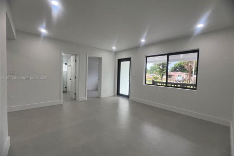 House in Opa-locka, Florida 4 bedrooms, 87.14 sq.m. № 1880046 - photo 4