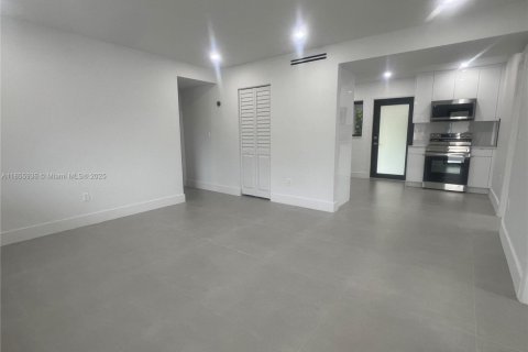 House in Opa-locka, Florida 4 bedrooms, 87.14 sq.m. № 1880046 - photo 3