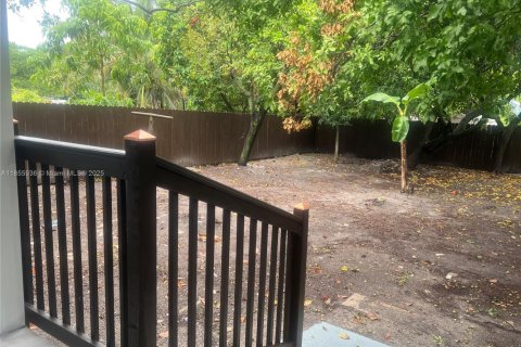House in Opa-locka, Florida 4 bedrooms, 87.14 sq.m. № 1880046 - photo 16