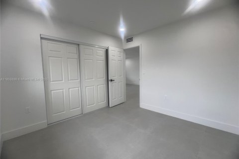 House in Opa-locka, Florida 4 bedrooms, 87.14 sq.m. № 1880046 - photo 8