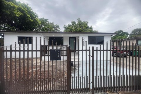 House in Opa-locka, Florida 4 bedrooms, 87.14 sq.m. № 1880046 - photo 13