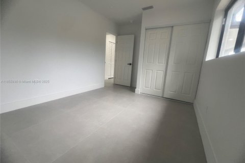 House in Opa-locka, Florida 4 bedrooms, 87.14 sq.m. № 1880046 - photo 11