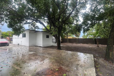 House in Opa-locka, Florida 4 bedrooms, 87.14 sq.m. № 1880046 - photo 15
