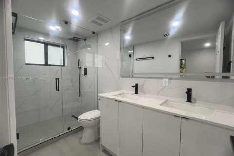 House in Opa-locka, Florida 4 bedrooms, 87.14 sq.m. № 1880046 - photo 1