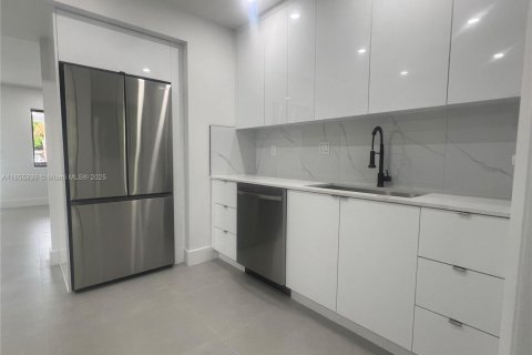 House in Opa-locka, Florida 4 bedrooms, 87.14 sq.m. № 1880046 - photo 6