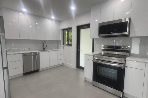 House in Opa-locka, Florida 4 bedrooms, 87.14 sq.m. № 1880046 - photo 5