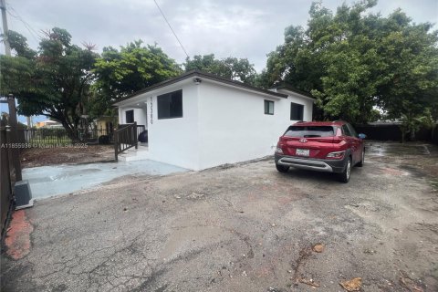 House in Opa-locka, Florida 4 bedrooms, 87.14 sq.m. № 1880046 - photo 14