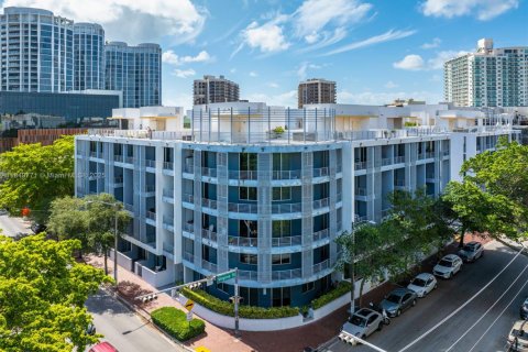 Condominio en venta en Miami, Florida, 1 dormitorio, 79.06 m2 № 1855115 - foto 1