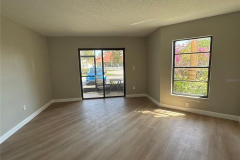 Condo in Palm Harbor, Florida, 2 bedrooms  № 1598735 - photo 9