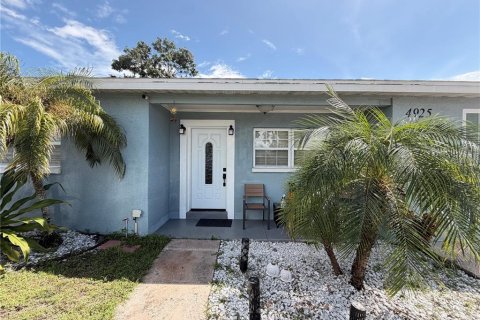 House in Tampa, Florida 4 bedrooms, 126.07 sq.m. № 2411680 - photo 2