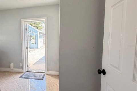 House in Tampa, Florida 4 bedrooms, 126.07 sq.m. № 2411680 - photo 15