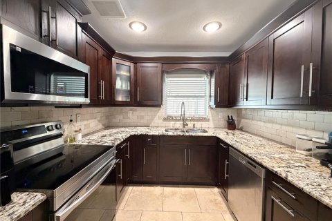 House in Tampa, Florida 4 bedrooms, 126.07 sq.m. № 2411680 - photo 9