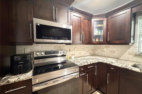 House in Tampa, Florida 4 bedrooms, 126.07 sq.m. № 2411680 - photo 8