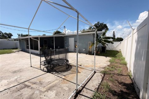 House in Tampa, Florida 4 bedrooms, 126.07 sq.m. № 2411680 - photo 19