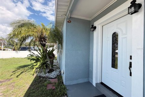 House in Tampa, Florida 4 bedrooms, 126.07 sq.m. № 2411680 - photo 5