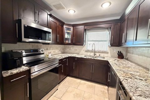 House in Tampa, Florida 4 bedrooms, 126.07 sq.m. № 2411680 - photo 7